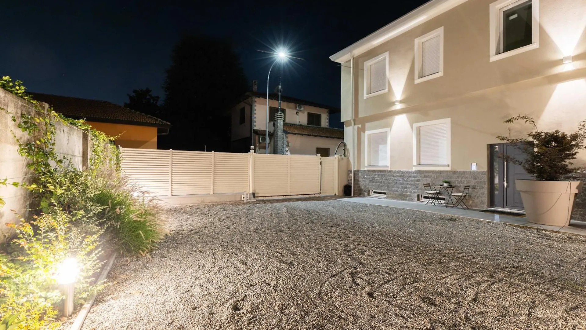 Bnbook Residenza Locatelli ロー